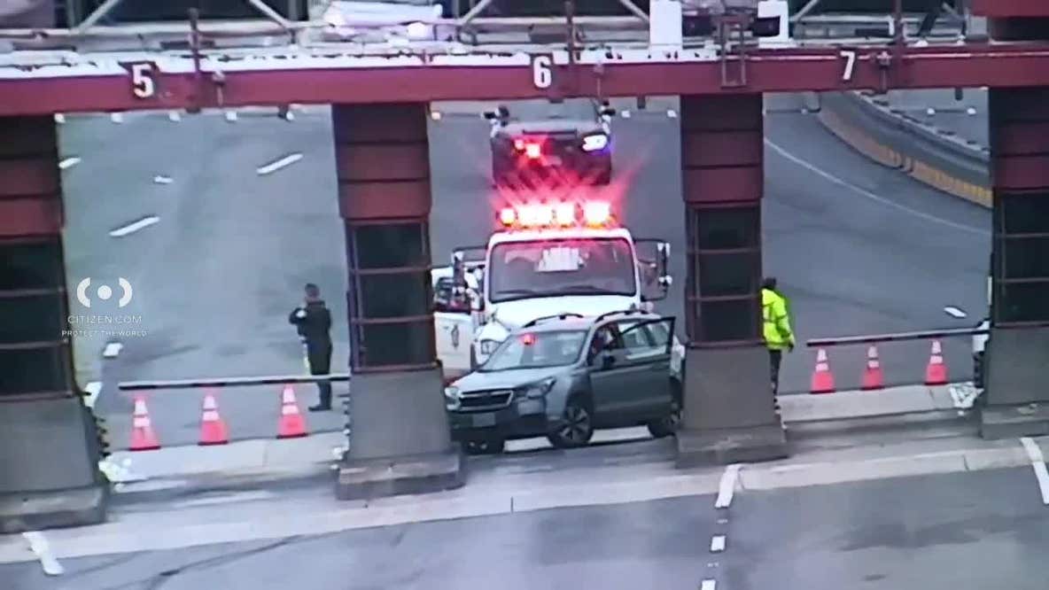 Driver crashes into toll booth on Golden Gate Bridge